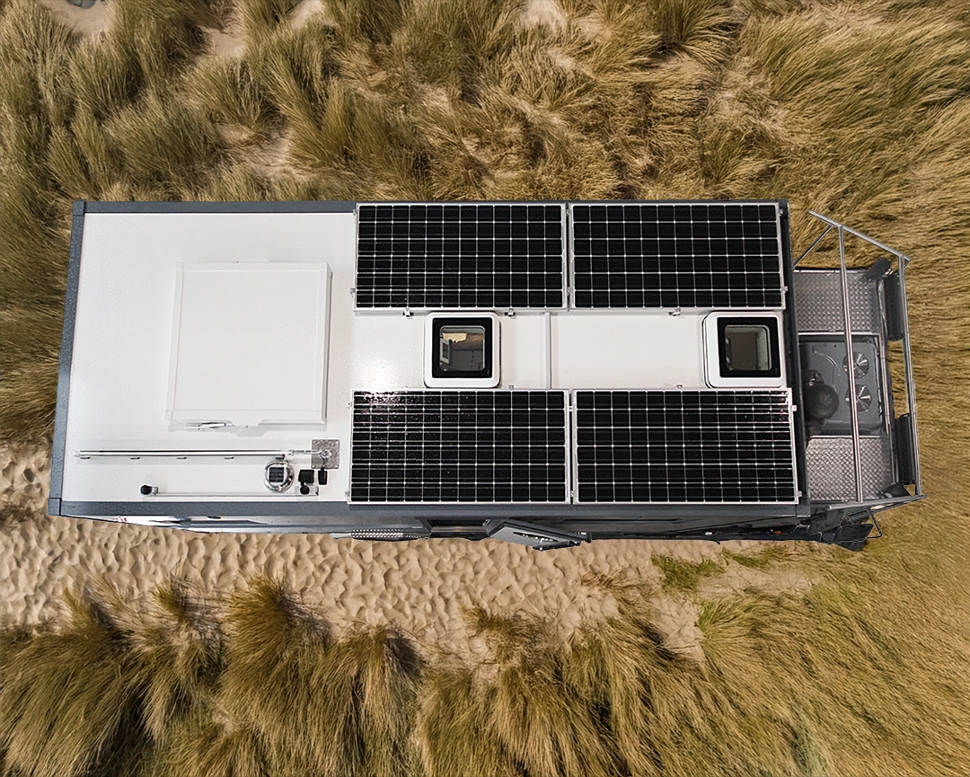 Draufsicht von Solaranlage auf Expeditionsmobil
